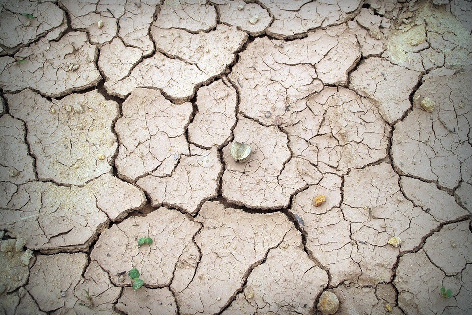 dry soil's low moisture content can be predicted through the electromagnetic properties